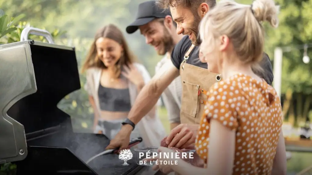 Amis riant autour d'un barbecue
